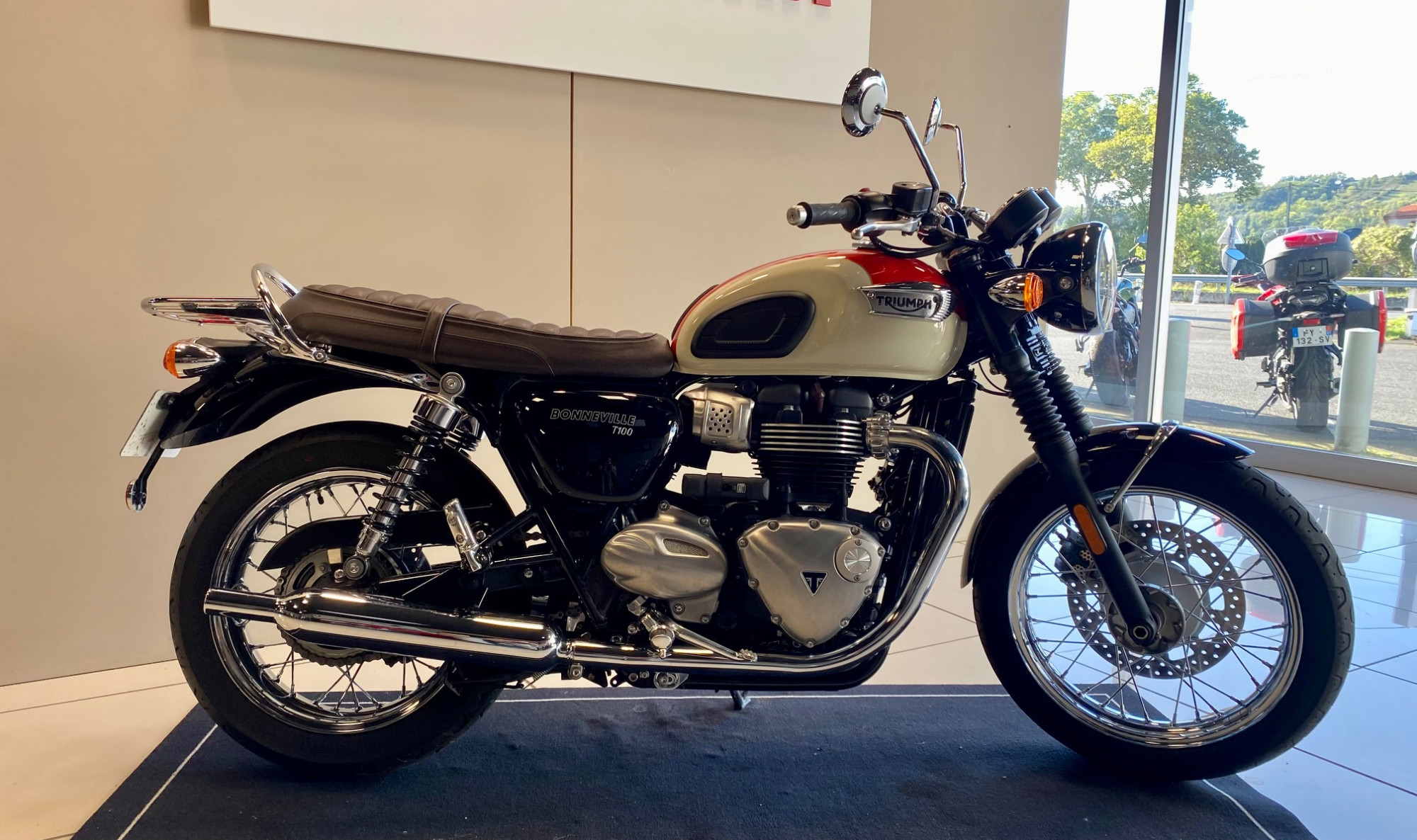 TRIUMPH Bonneville T100 – Image 4