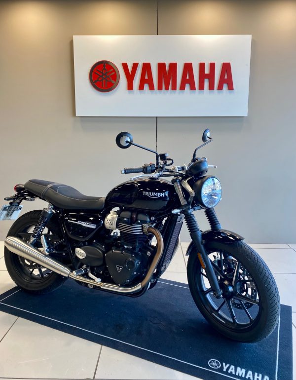TRIUMPH STREET TWIN 900