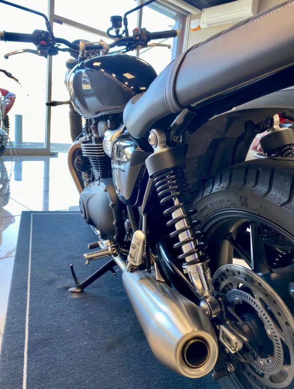 TRIUMPH STREET TWIN 900 – Image 4