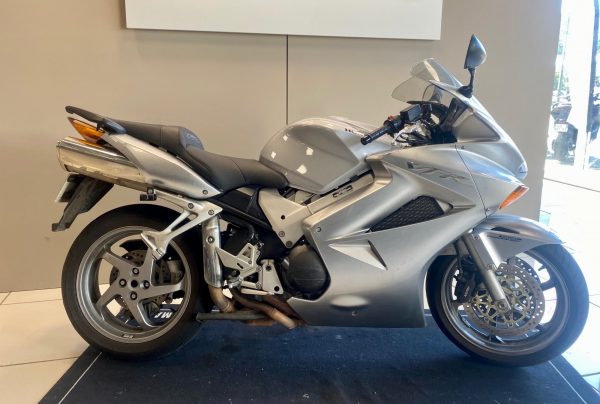 HONDA VFR 800 F – Image 6