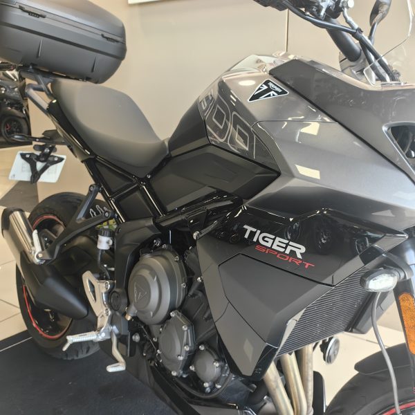 TRIUMPH TIGER 800 – Image 6